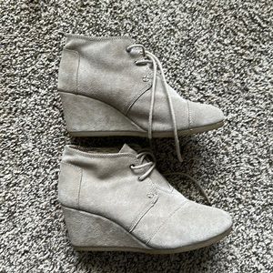 Tom’s Wedge heel bootie. Suede gray. Size 8.